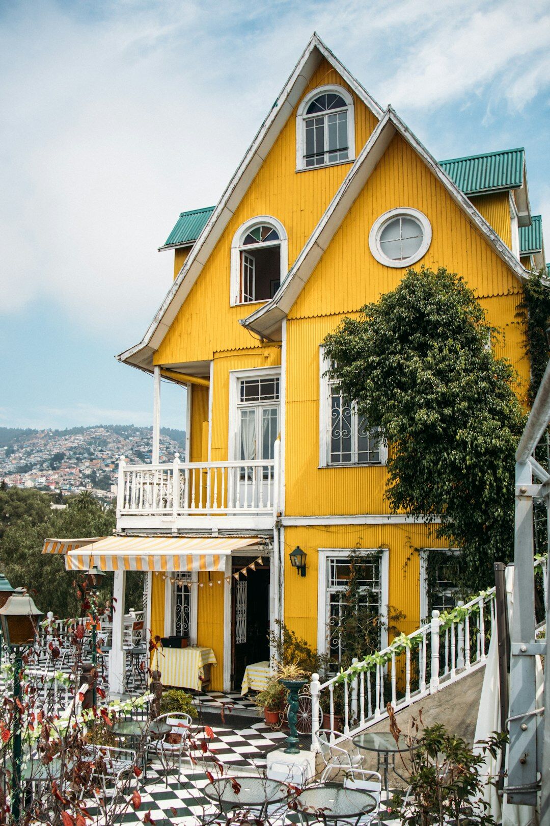 valparaiso colorful hills